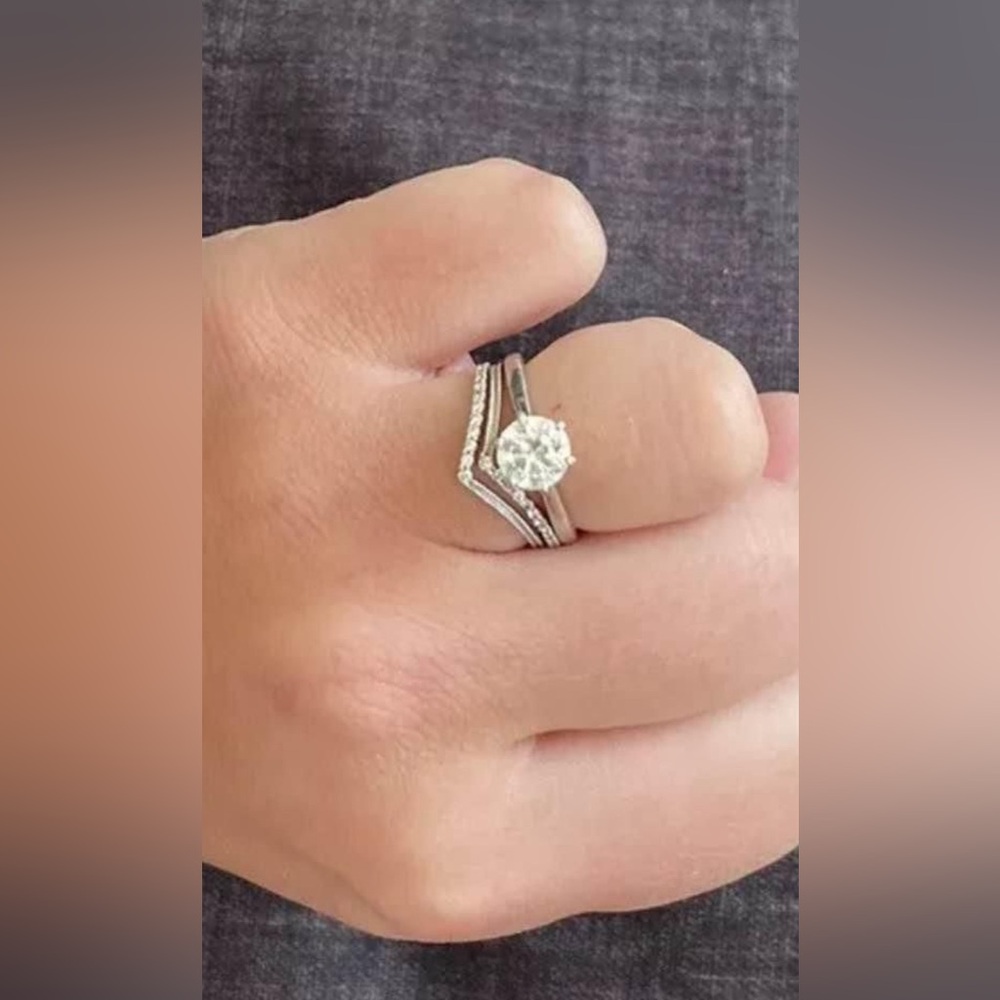 14KT WHITE GOLD AND DIAMOND RING -Round brilliant 1.00 Cts Engagement Ring Set